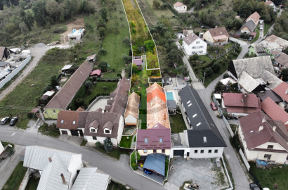 Exkluzívna Investičná Príležitosť vo Zvolene – Tri Domy na Obrovskom Pozemku (1783 m2) v Môťovej!